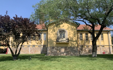 壹号草坪 [ 最大12桌 · 高0.0m · 无柱 · 低消26000 ]