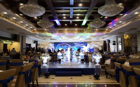 东宴会厅 [ 最大10桌 · 高7.0m · 无柱 · 长方形 · 低消2799 ]